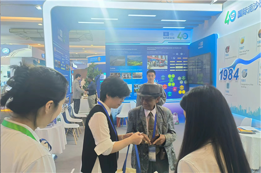 一群人站在巴士旁
AI 生成的内容可能不正确。