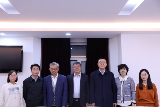一群人在房间里站着穿西装
AI 生成的内容可能不正确。