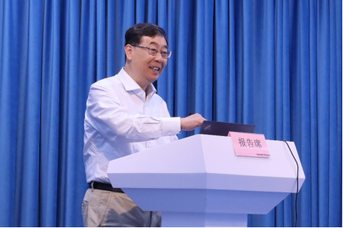 窗帘前站着穿西装的男人
AI 生成的内容可能不正确。